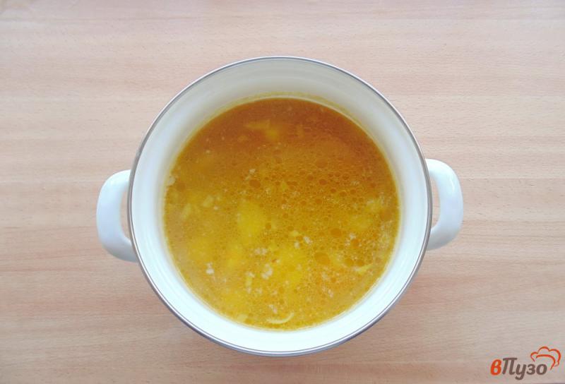 Фото приготовление рецепта: Куриный суп с желтой чечевицей шаг №5