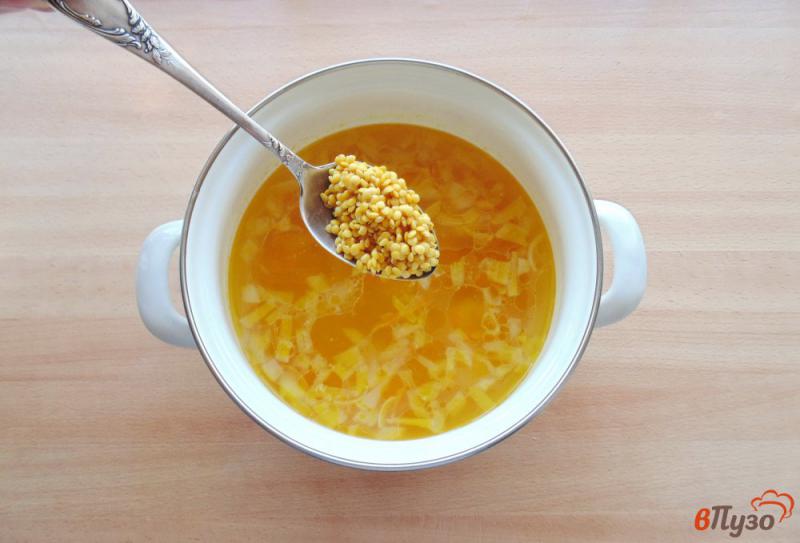 Фото приготовление рецепта: Куриный суп с желтой чечевицей шаг №4