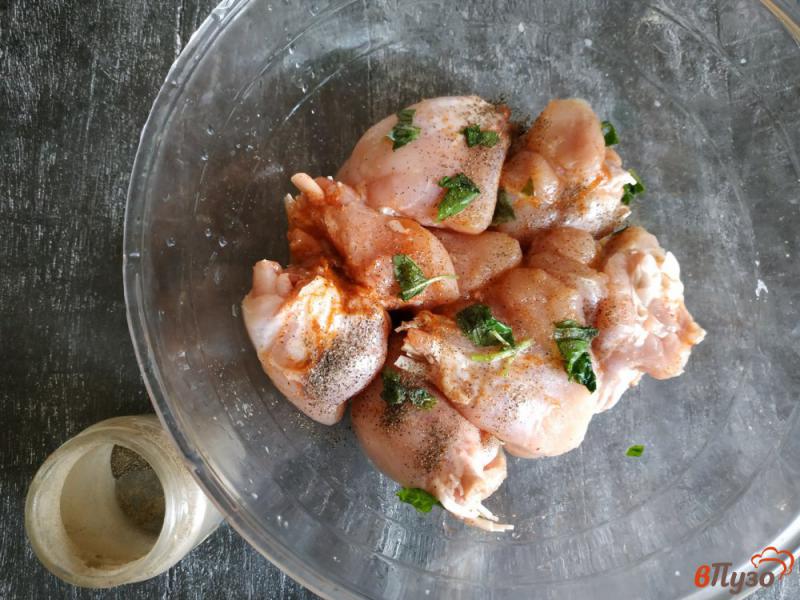 Фото приготовление рецепта: Куриные голени с чесноком и паприкой шаг №2