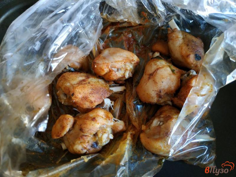 Фото приготовление рецепта: Куриные голени с чесноком и паприкой шаг №4