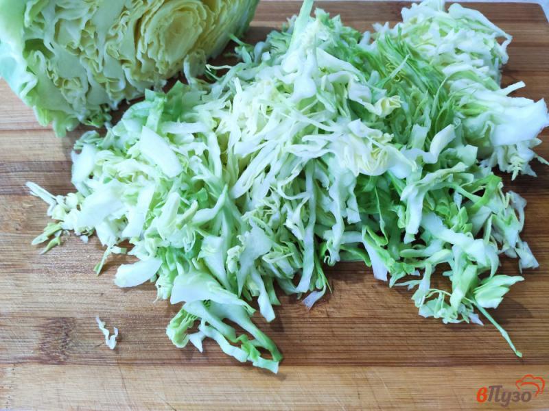Фото приготовление рецепта: Салат из молодой капусты со сметанно-сырной заправкой шаг №1