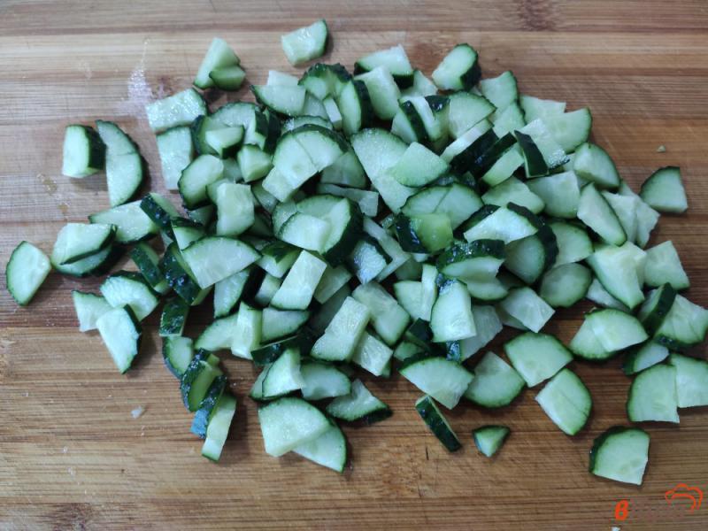 Фото приготовление рецепта: Салат из молодой капусты со сметанно-сырной заправкой шаг №2