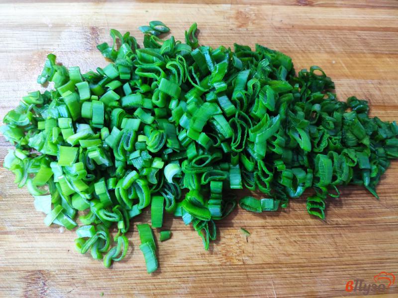Фото приготовление рецепта: Салат из молодой капусты со сметанно-сырной заправкой шаг №3