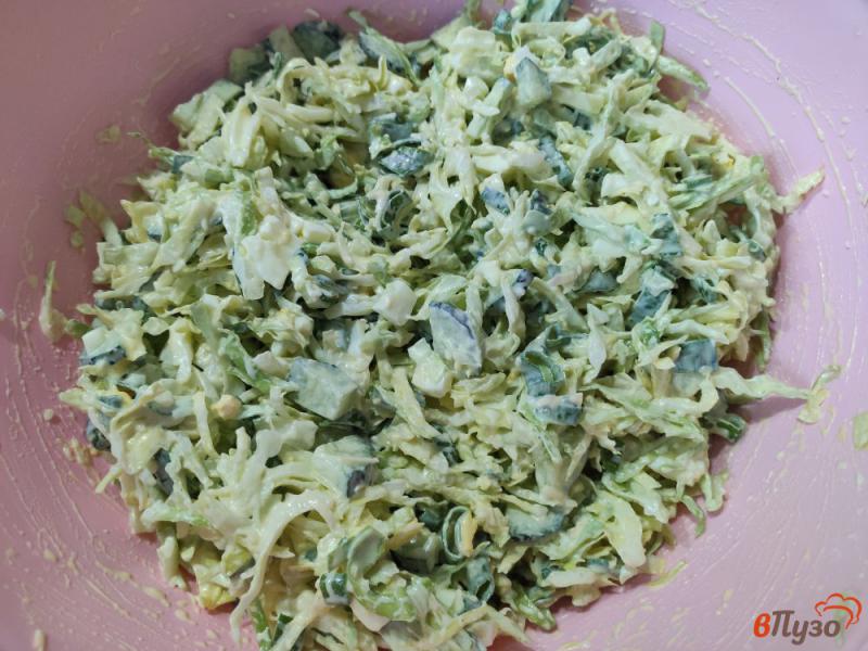 Фото приготовление рецепта: Салат из молодой капусты со сметанно-сырной заправкой шаг №8