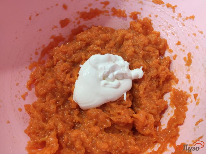 Фото приготовление рецепта: Морковные оладьи с изюмом шаг №3