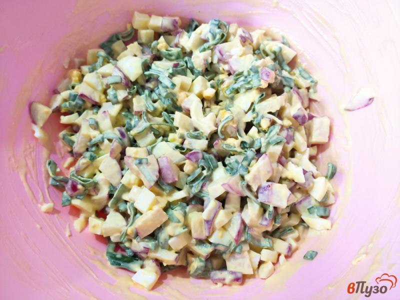 Фото приготовление рецепта: Салат с редиски со сметаной шаг №6