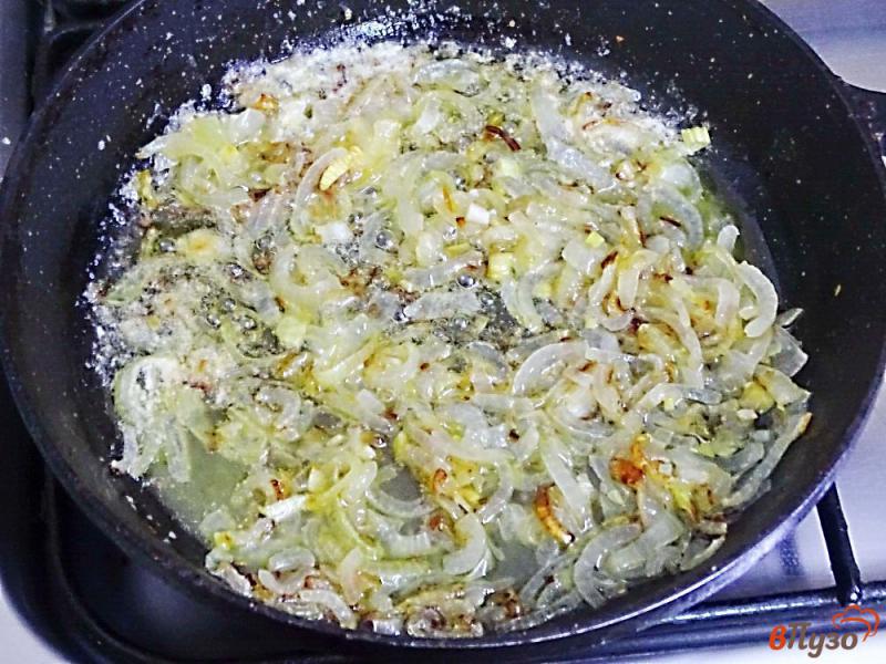 Фото приготовление рецепта: Картофель тушеный с грибами и со сметаной шаг №2