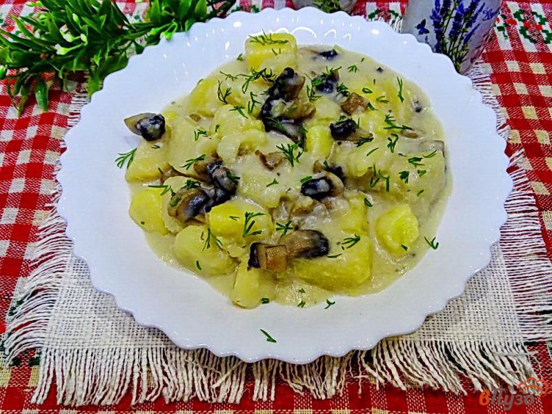 Фото приготовление рецепта: Картофель тушеный с грибами и со сметаной шаг №5