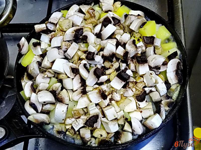 Фото приготовление рецепта: Картофель тушеный с грибами и со сметаной шаг №3