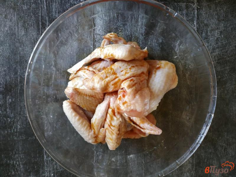 Фото приготовление рецепта: Куриные крылышки в медово-соевом соусе шаг №4