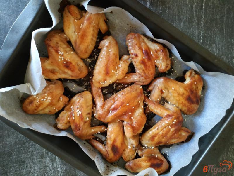Фото приготовление рецепта: Куриные крылышки в медово-соевом соусе шаг №6