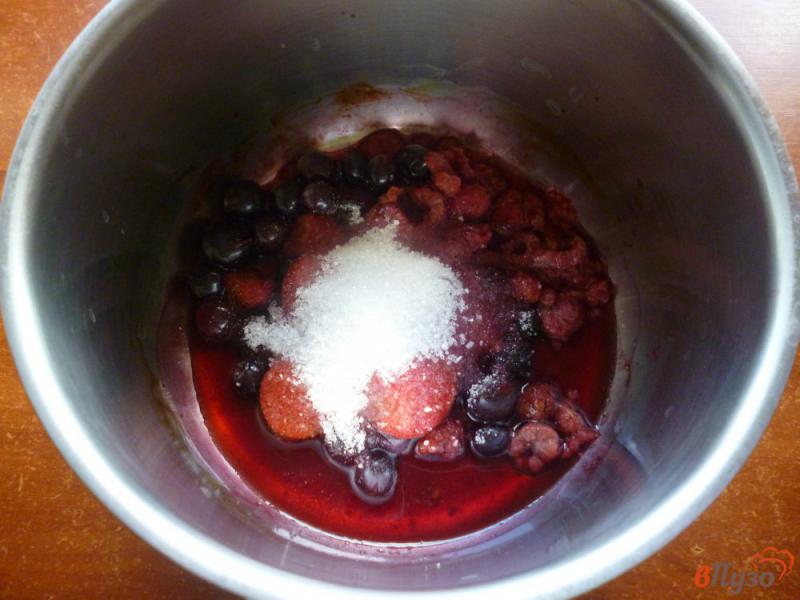 Фото приготовление рецепта: Творожный десерт с ягодами шаг №3