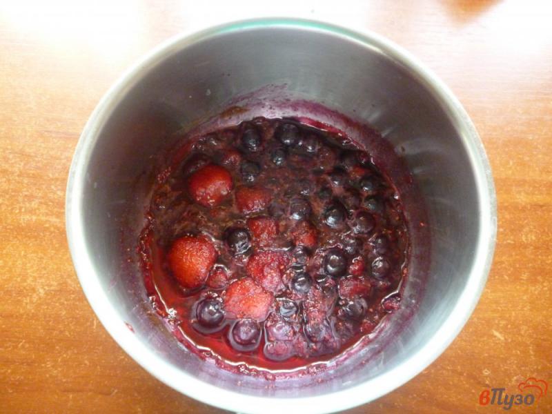 Фото приготовление рецепта: Творожный десерт с ягодами шаг №4