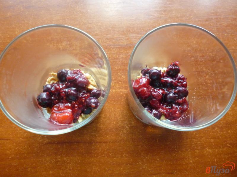 Фото приготовление рецепта: Творожный десерт с ягодами шаг №8
