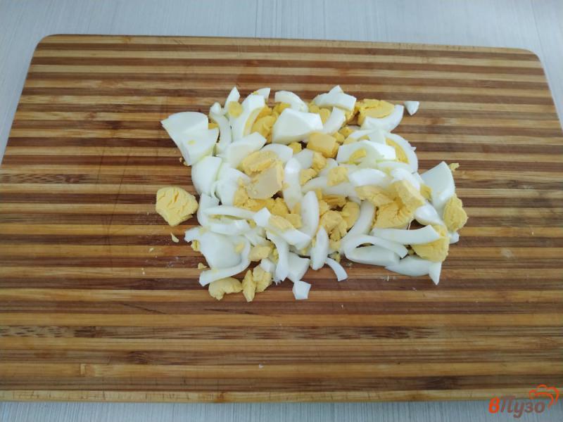 Фото приготовление рецепта: Салат из редиски яйца и зелёного лука шаг №2