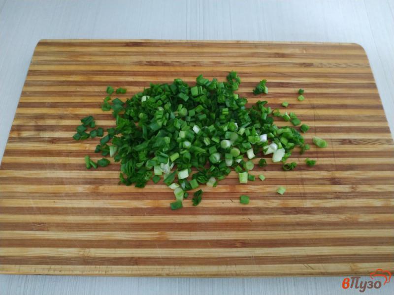 Фото приготовление рецепта: Салат из редиски яйца и зелёного лука шаг №3