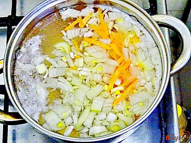 Фото приготовление рецепта: Грибной суп с шампиньонами и плавленым сыром шаг №4