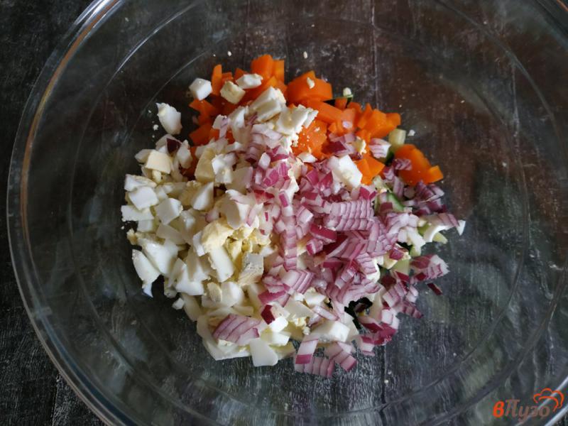 Фото приготовление рецепта: Салат с печенью трески шаг №3