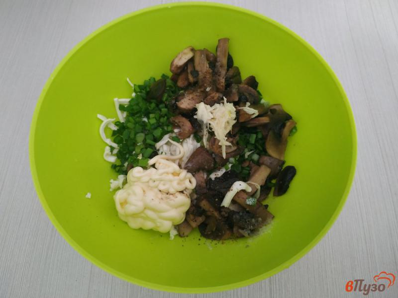 Фото приготовление рецепта: Закуска из лаваша с начинкой из грибов и плавленого сыра шаг №5