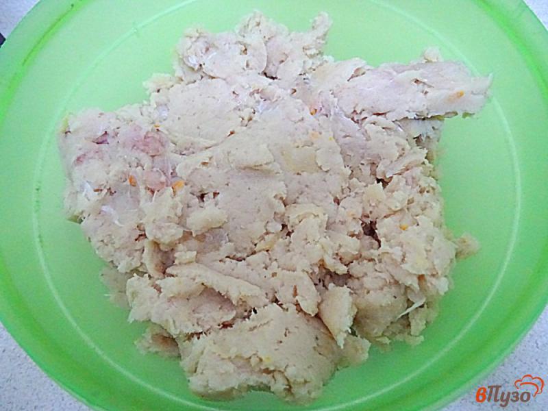Фото приготовление рецепта: Котлеты из пангасиуса с картофелем шаг №3