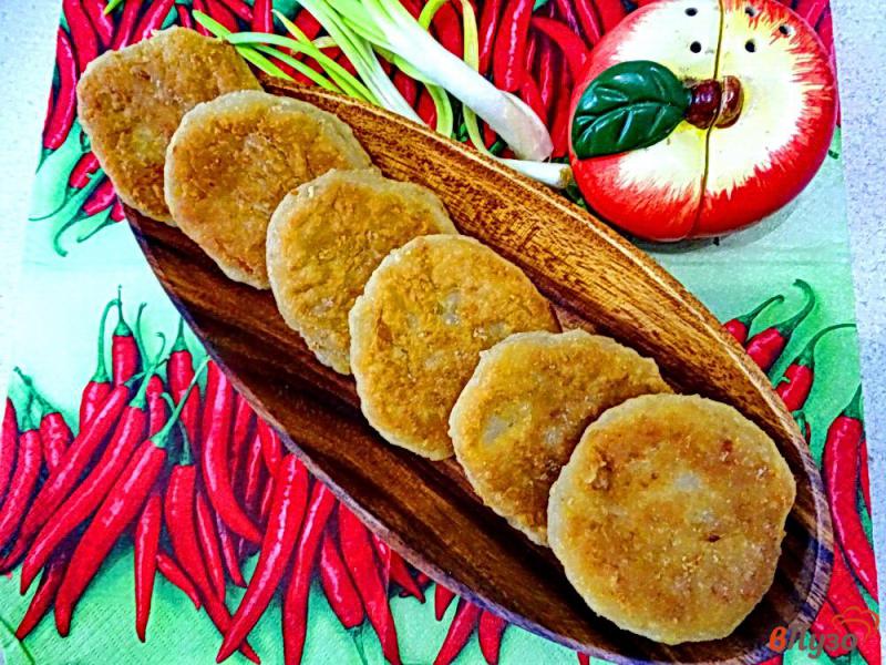 Фото приготовление рецепта: Котлеты из пангасиуса с картофелем шаг №7