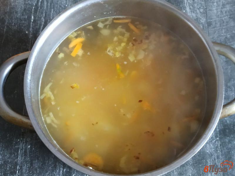 Фото приготовление рецепта: Рыбный суп с рисом шаг №4