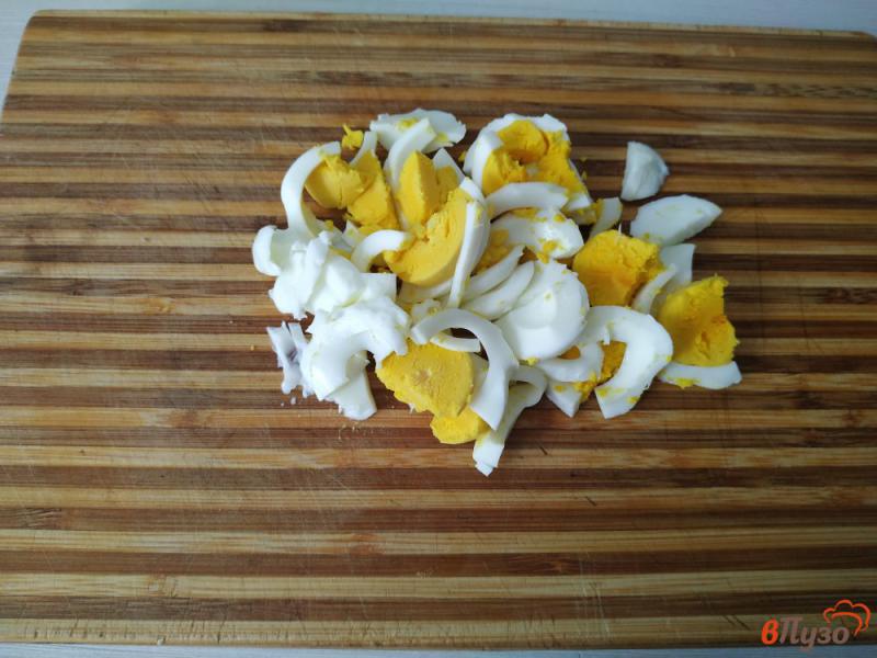 Фото приготовление рецепта: Салат с редькой яйцом и крабовыми палочками шаг №2