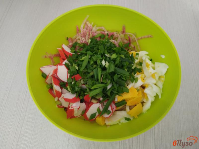 Фото приготовление рецепта: Салат с редькой яйцом и крабовыми палочками шаг №5