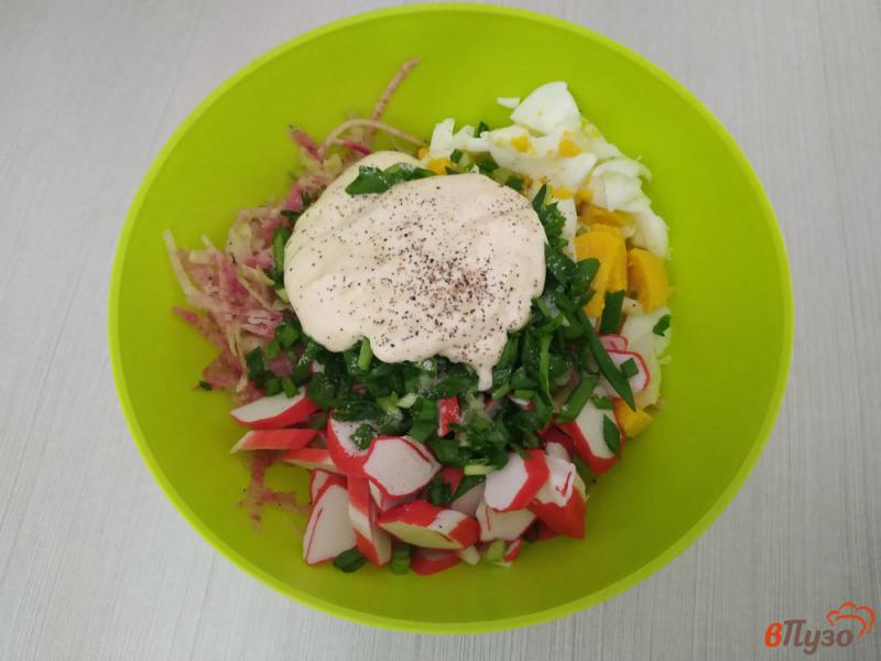 Фото приготовление рецепта: Салат с редькой яйцом и крабовыми палочками шаг №6