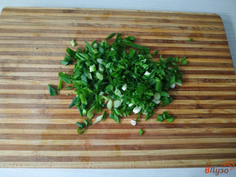 Фото приготовление рецепта: Салат с редькой яйцом и крабовыми палочками шаг №4