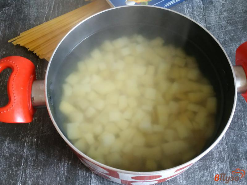 Фото приготовление рецепта: Сырный суп с шампиньонами шаг №4