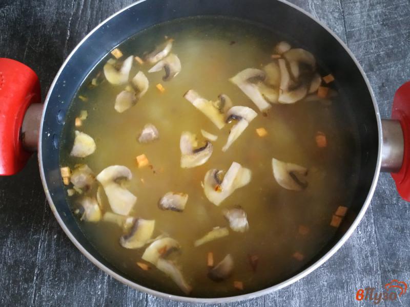Фото приготовление рецепта: Сырный суп с шампиньонами шаг №5