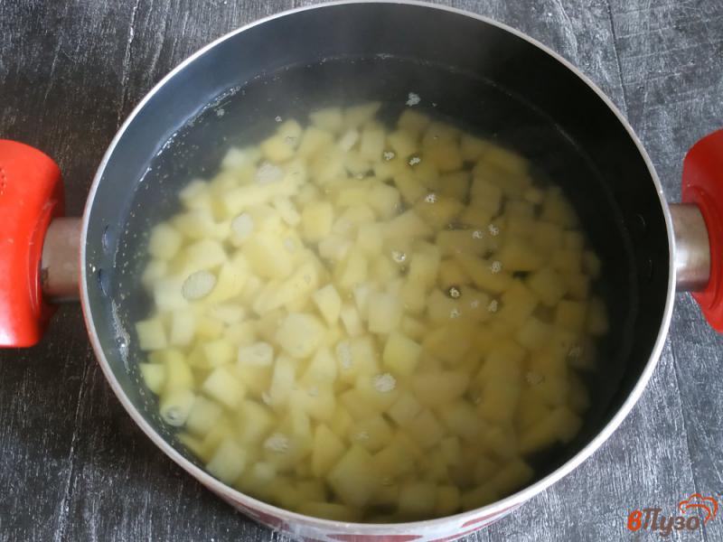 Фото приготовление рецепта: Сырный суп с шампиньонами шаг №1