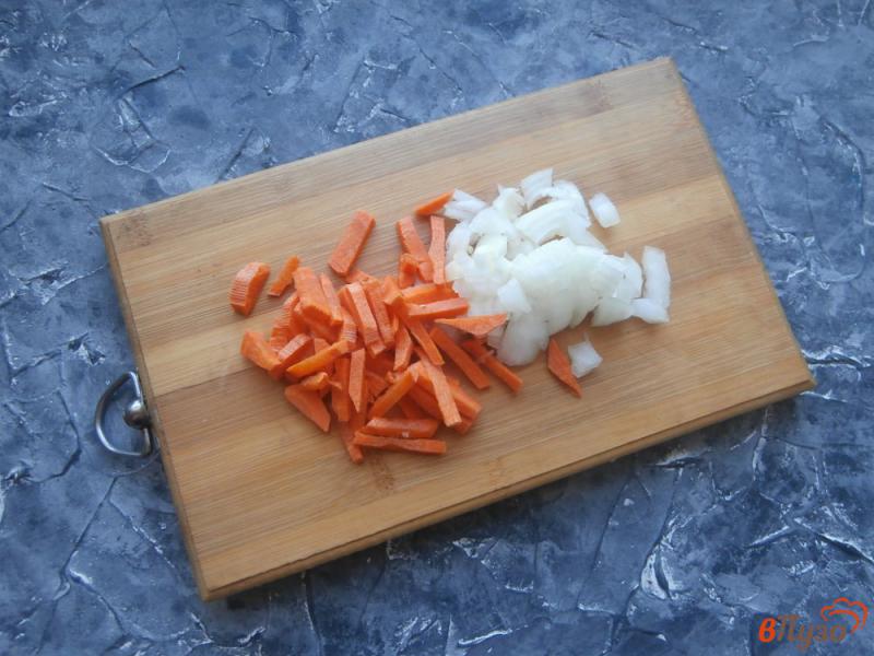 Фото приготовление рецепта: Куриный суп с плавленым сыром и вермишелью шаг №2
