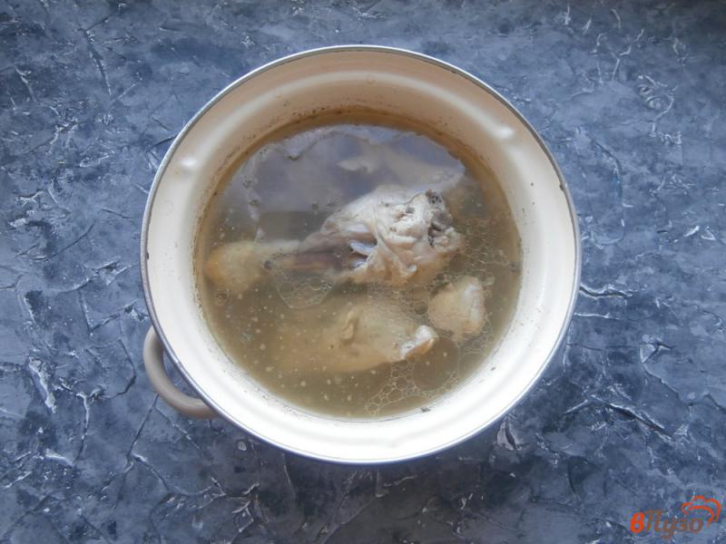 Фото приготовление рецепта: Куриный суп с плавленым сыром и вермишелью шаг №3