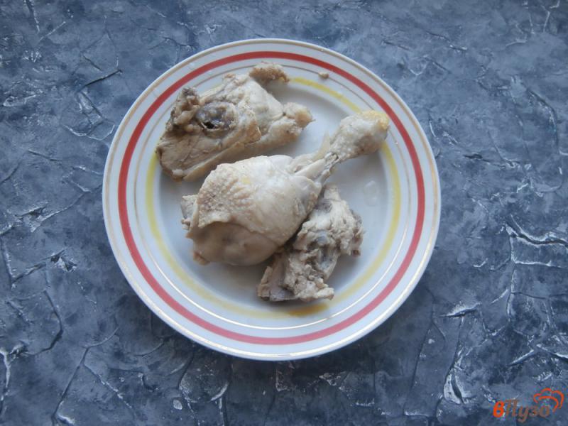 Фото приготовление рецепта: Куриный суп с плавленым сыром и вермишелью шаг №4