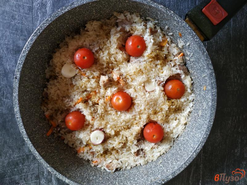 Фото приготовление рецепта: Рис со свининой и помидорами черри шаг №4