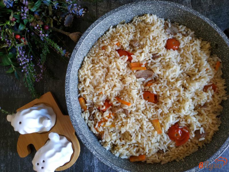 Фото приготовление рецепта: Рис со свининой и помидорами черри шаг №5