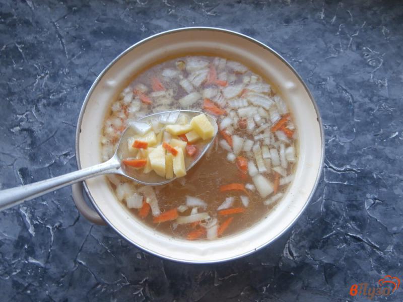 Фото приготовление рецепта: Куриный суп с плавленым сыром и вермишелью шаг №6