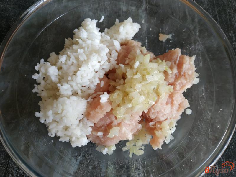 Фото приготовление рецепта: Биточки с кабачком и рисом шаг №2