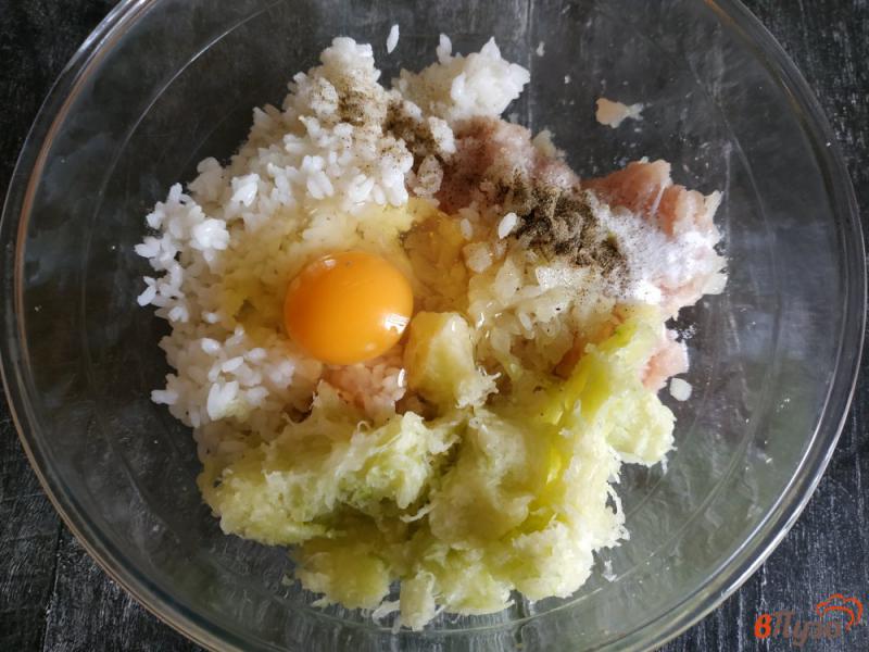 Фото приготовление рецепта: Биточки с кабачком и рисом шаг №3