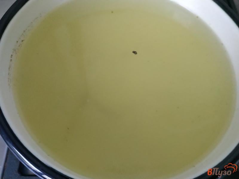 Фото приготовление рецепта: Рыбный суп из голов скумбрии шаг №2