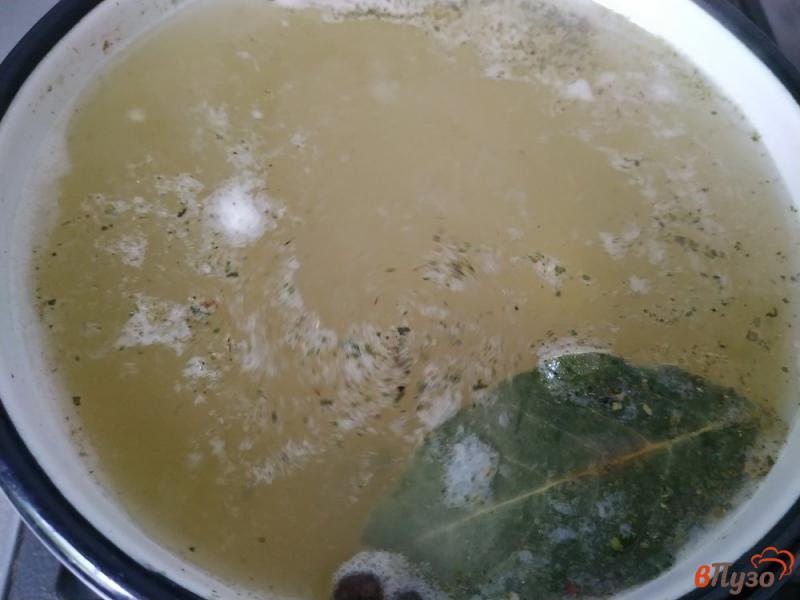 Фото приготовление рецепта: Рыбный суп из голов скумбрии шаг №6