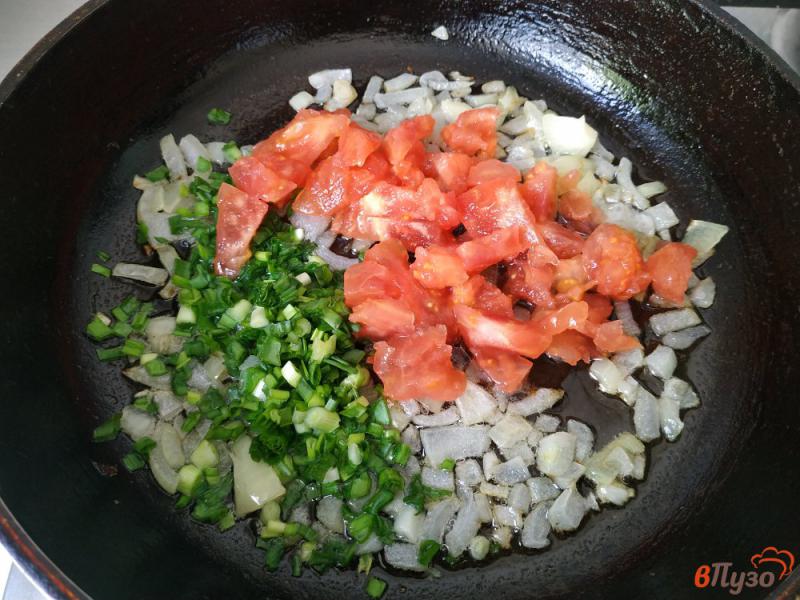 Фото приготовление рецепта: Паста с томатами тушёная в сковороде шаг №5