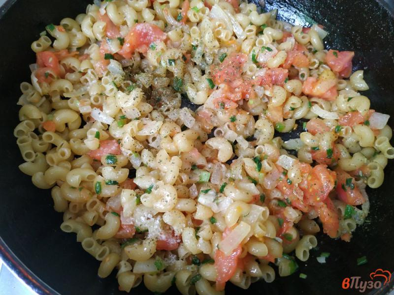 Фото приготовление рецепта: Паста с томатами тушёная в сковороде шаг №6