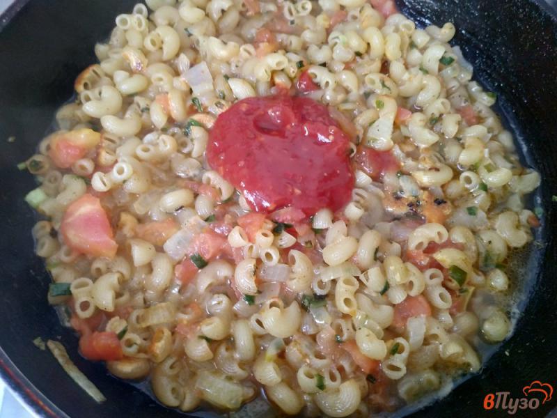 Фото приготовление рецепта: Паста с томатами тушёная в сковороде шаг №7