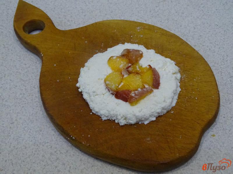Фото приготовление рецепта: Сырники с персиками шаг №6