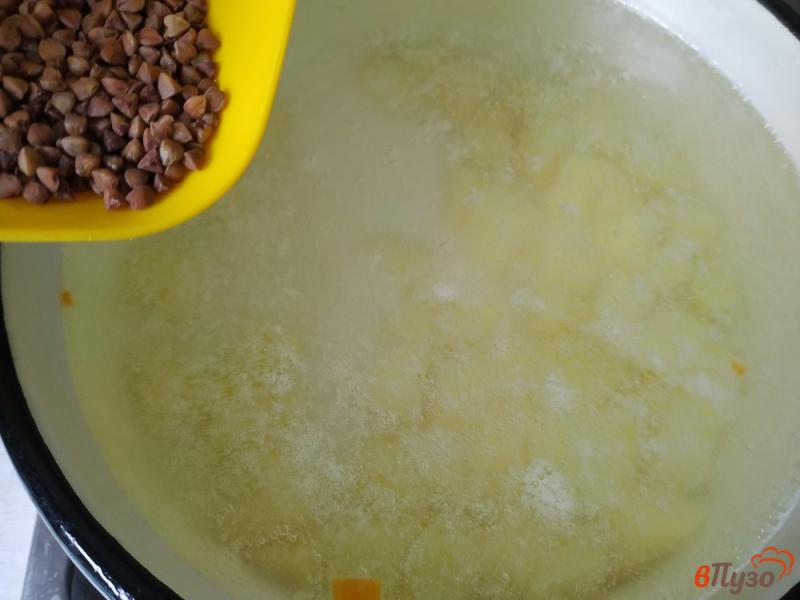 Фото приготовление рецепта: Суп гречневый с фрикадельками шаг №2