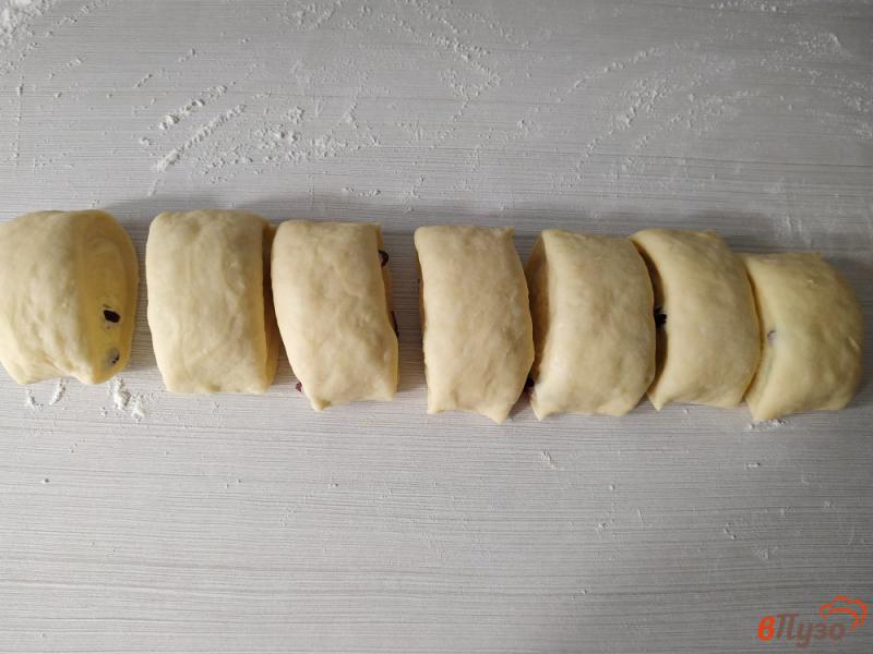 Фото приготовление рецепта: Сдобные булочки с вяленой клюквой шаг №9
