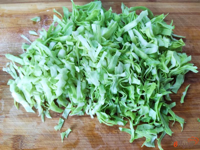Фото приготовление рецепта: Овощной салат с зеленью и кунжутом шаг №2